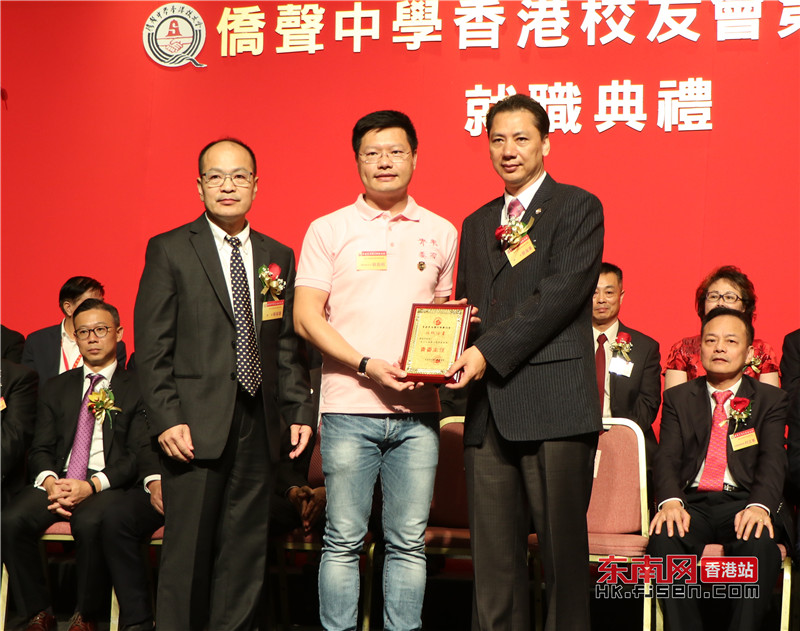 联谊会会长蔡海滨(右)与校友会会长蔡荣富(左)共同为两会青委主任