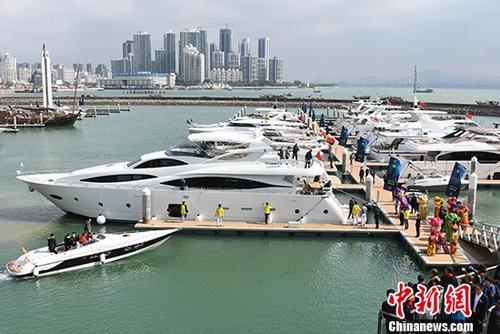 　资料图：粤港澳游艇自由行首航仪式在深圳湾游艇会举行，深港游艇首航互往。海关、边检、海事等部门积极服务于粤港澳大湾区经济，共建粤港澳大湾区宜居、宜业、宜游的优质生活圈。<a target='_blank' href='http://www.chinanews.com/'>中新社</a>记者 陈文 摄