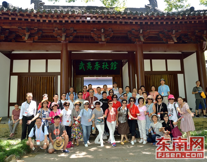 访问团成员在武夷春秋馆门口合影.图片由香港福州社团联会提供.