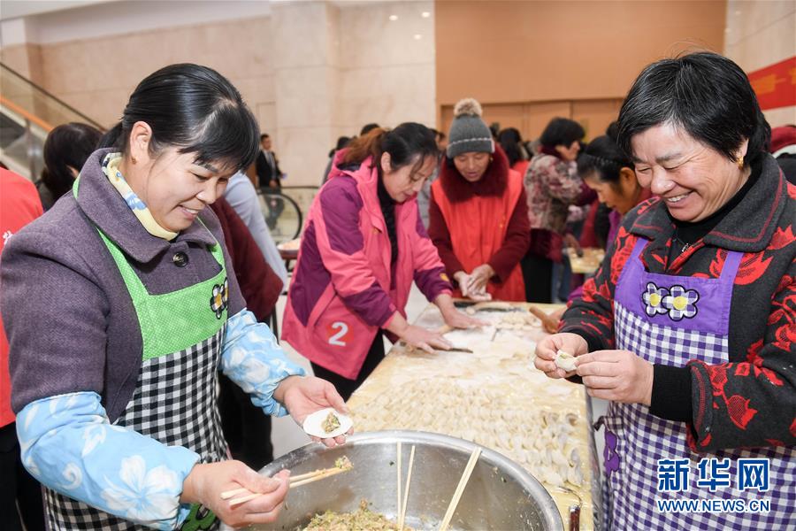 12月19日,合肥市云华社区居民一起包饺子迎冬至.