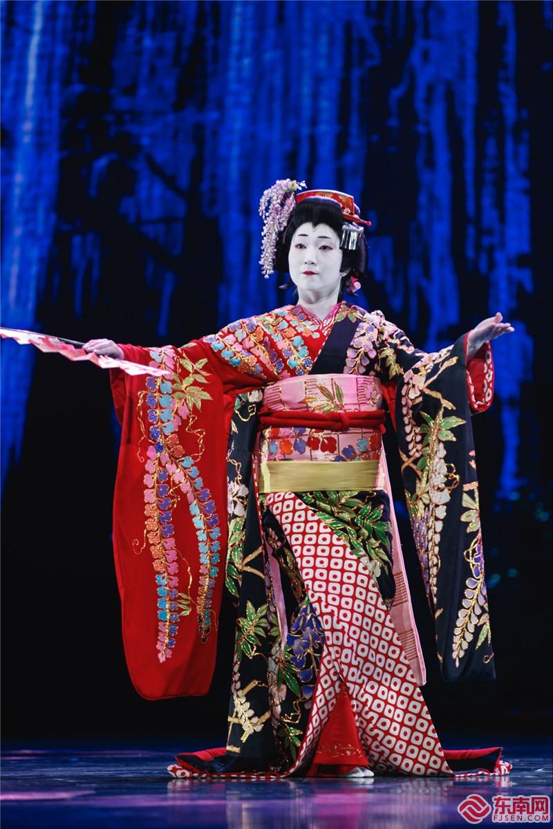 日本舞蹈艺术家藤荫里燕表演的《藤娘》.