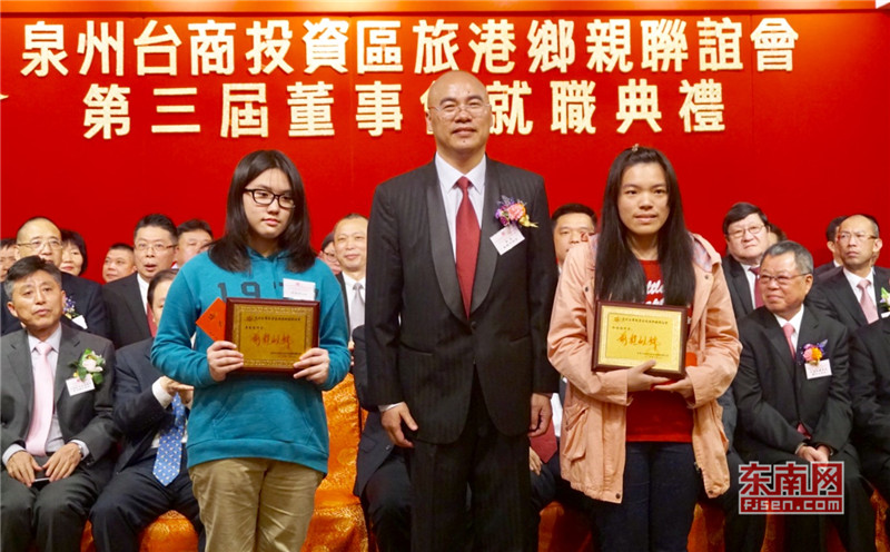 吴振河与考取香港高校并获得奖学金的家乡学生合影