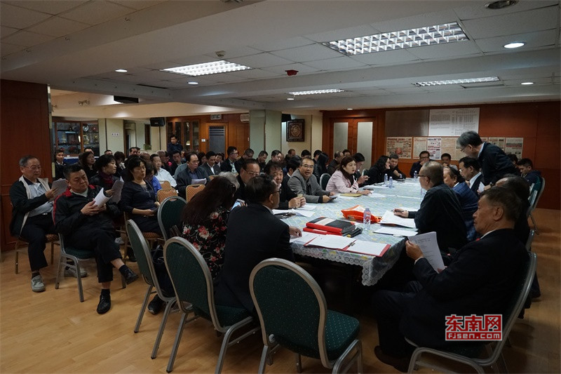 香港频道 闽港要闻 正文 新任理事长施华民主持理监事联席会议时