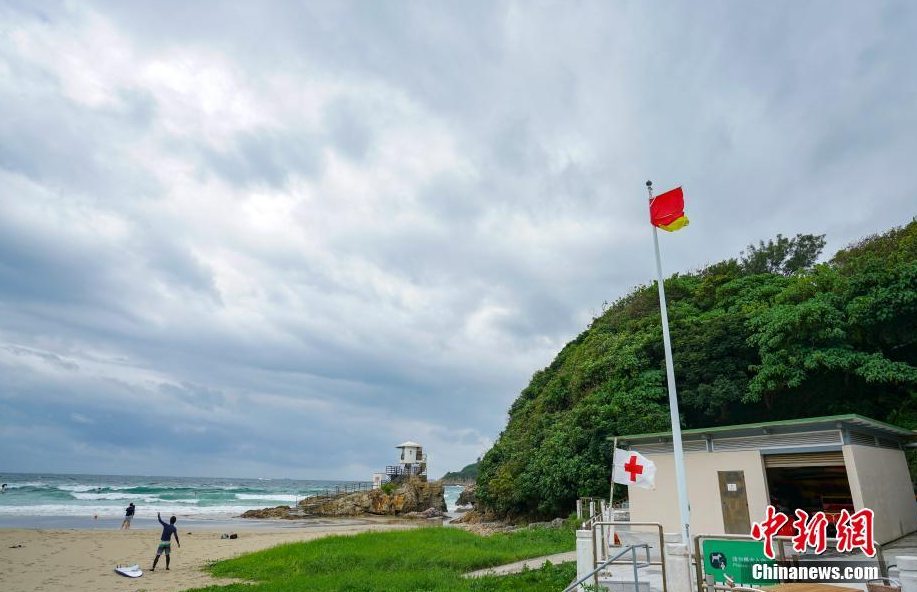 香港島東部的大浪灣懸掛紅旗,顯示風浪較大,警告市民不要在該處游泳